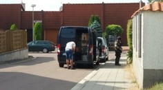 Muž, ktorý sa zabarikádoval na streche a vyhrážal sa bombou, je už v rukách polície