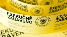 Zúfalý dlžník pred exekútorom predstieral smrť. Zahral to tak dobre, že mu uveril