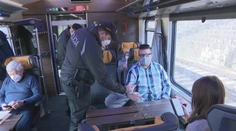 Boli sme sa pozrieť, ako polícia kontrolovala prvý deň OTP režim vo vlakoch a autobusoch