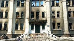 V troskách zbombardovaného divadla v Mariupole zrejme zomrelo až 300 ľudí