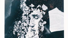 Fantastické umenie v lone prírody. Umelec maľuje na ľadové kryhy či skaly