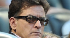 Médiá majú video, na ktorom Charlie Sheen orálne uspokojuje muža!