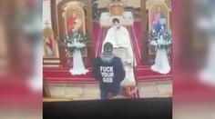 Muž v mikine s vulgarizmom na chrbte napadol počas omše v Bardejove kňaza