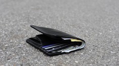 Muž našiel na ceste peňaženku bez dokladov. Na kontaktovanie majiteľa použil geniálny ťah