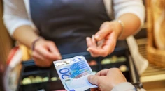 Právo na platbu v hotovosti podpísala prezidentka. Stane sa tak súčasťou ústavy