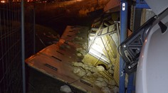 Na R1 pri Tesárskych Mlyňanoch sa prevrátil kamión naložený hydinou