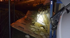 Na R1 pri Tesárskych Mlyňanoch sa prevrátil kamión naložený hydinou