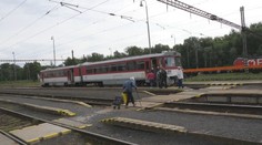 Vlak im odíde pred nosom, do roboty tak cestujú tri hodiny. Železnice prišli s vysvetlením