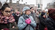 Ľudia v Štrasburgu si pripomenuli obete besnenia útočníka pri vianočných trhoch