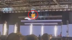 VIDEO: Veľkolepý nástup sa skončil tragédiou. Šéf indickej firmy zahynul pred zrakmi zamestnancov