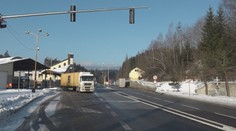 Dočkali sa diaľnice, no realita ich sklamala. Cez obec im stále chodí veľa kamiónov