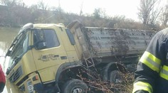Nákladiak skončil po havárii v Malom Dunaji. Zranený vodič je v opatere záchranárov