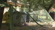 Opitý smetiar si splnil sen. Riadil smetiarske auto a popritom demoloval okolie