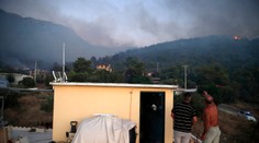 Hasičom sa podarilo dostať pod kontrolu požiar v gréckej metropole Atény