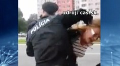Obvinili policajta, ktorý v Bratislave tvrdo zasiahol proti ženám