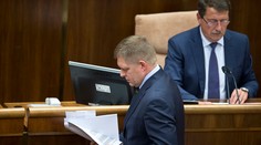 Poslanci už 40 hodín debatujú o odvolaní premiéra, v pléne však chýba