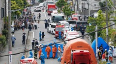 Muž útočil nožom na ľudí, ktorí čakali na autobus. Dvoch cestujúcich zabil