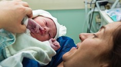 Sekundy po pôrode: Novorodenec sa nechce odtrhnúť od mamy