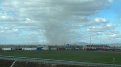 Armagedon na diaľnici D2. Vietor sa ukázal v plnej sile, z polí vysával prach a dvíhal ho do obrovských výšok