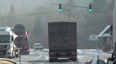 Semafor mal vo Svrčinovci zmierniť kolóny, nestalo sa tak. Stále na ňom svieti zelená