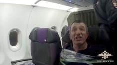 Opilec v lietadle obťažoval letušky, cestujúci ho prilepili o sedadlo