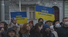 Ľudia prišli protestovať aj pred ruskú ambasádu v Bratislave