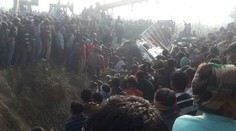 Pri zrážke nákladného auta a školského autobusu zahynulo najmenej 24 detí