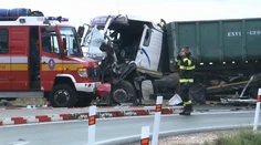 Autobus, v ktorom bolo 31 detí, sa pri Nitre zrazil s dvoma kamiónmi