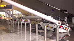 VIDEO: Nešťastie na najväčšom letisku v Indii. Zrútená strecha pochovala autá, zomrel najmenej jeden človek