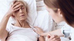 Ak sa budete doma starať o dlhodobo chorého príbuzného, po novom vám dajú peniaze