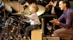 Úžasný trojročný chlapec bubnuje s orchestrom. Schoval by aj profesionála!