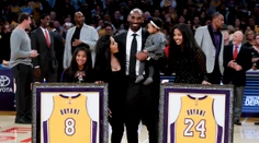 Veľká slávnosť v NBA: Lakers si uctili legendárneho Bryanta vyvesením jeho dresov