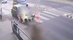 Zázrak! Do štvorice na priechode vrazilo auto. Neuveriteľné, že sa im nič nestalo