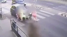 Zázrak! Do štvorice na priechode vrazilo auto. Neuveriteľné, že sa im nič nestalo