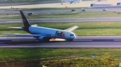 VIDEO: Ďalšia rana pre povesť Boeingu. Pri prílete sa zle vysunul podvozok, piloti museli vyskakovať z okien