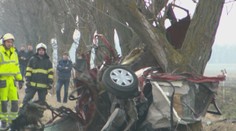 Z renaultu po náraze do stromu ostala len kopa šrotu. Nepripútaná dvojica nemala žiadnu šancu