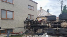 Nákladiak skončil po zrážke s autom v rodinnom dome v Kapušanoch