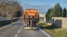 Internetom koluje bizarné video z juhu Slovenska. Cestári na ňom solia pri vysokej teplote