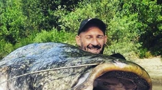 Rybár ulovil rekordného sumca. Poľahky by prehltol aj dieťa