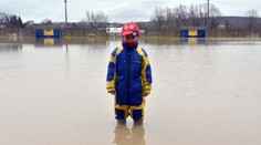 FOTO: Na východe stúpajú hladiny riek, pod vodou sa ocitlo futbalové ihrisko