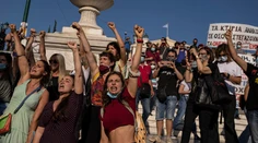Grécki poslanci napriek protestom schválili reformu trhu práce
