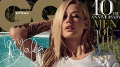 Povedali by ste, že toto sú silikóny? Iggy ako miss mokré tričko
