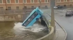 VIDEO: Obrovské nešťastie v Petrohrade. Do rieky sa zrútil autobus plný ľudí, hlásia obete