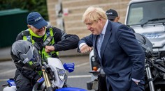 Británia spomalí uvoľňovanie koronavírusových opatrení. Počet nakazených opäť stúpa