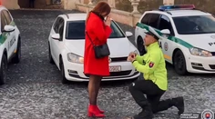 VIDEO: Silvestrovská služba so šťastným koncom. Policajt Maroš požiadal o ruku svoju lásku