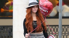 Phoebe Price sa vybrala do mesta v sukienke a bez nohavičiek