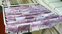 FOTO: Pozrite sa, ako policajti sušili 100-tisíc eur z Dunaja