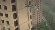 VIDEO: Ako listy vo vetre. Partia umývačov okien zažila počas búrky chvíle hrôzy