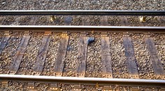 Tragédia na francúzskej železnici: Po zrážke auta s vlakom zomreli žena a tri deti