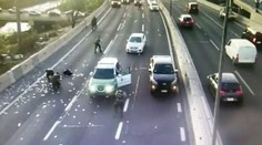 VIDEO: Z auta lupičov vyletela taška plná peňazí, na diaľnici spôsobila chaos